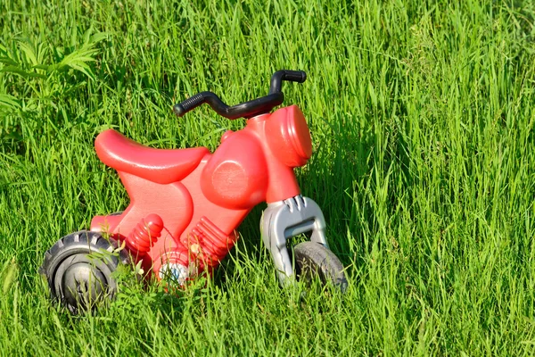 Маленький красный мотоцикл пластик — стоковое фото