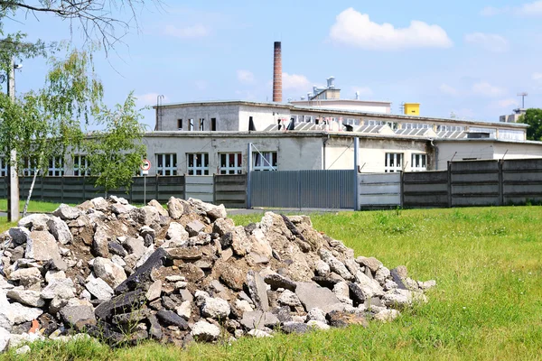Beton moloz enkaz fabrika önünde — Stok fotoğraf