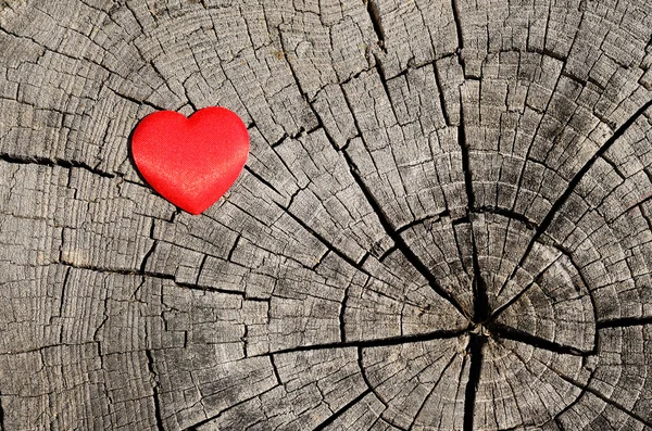 Czerwone serce na drewnianym tle — Zdjęcie stockowe
