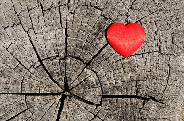 Rött hjärta på en trä bakgrund — Stockfoto