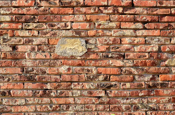 휘어진 오래 된 벽돌 벽 — 스톡 사진