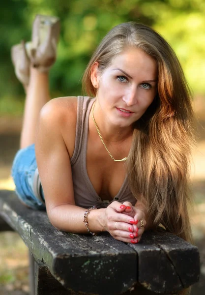 Bankta oturan güzellik kadın — Stok fotoğraf