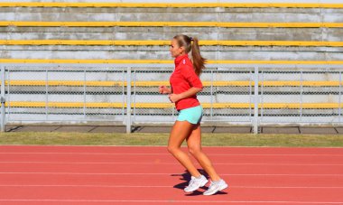 parça üzerinde çalışan kadın