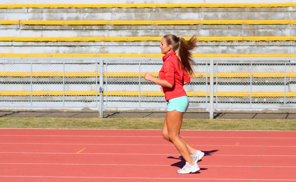 Femeia care aleargă pe şine — Fotografie, imagine de stoc