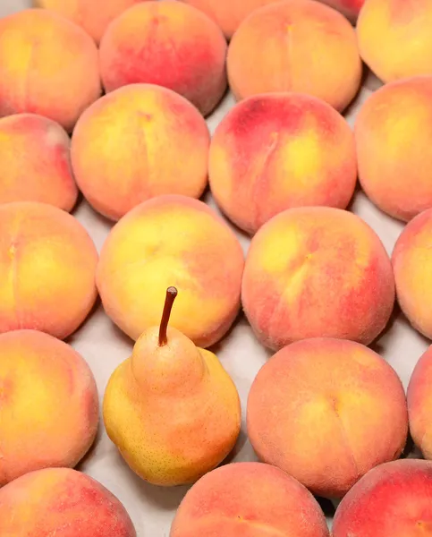 Ripe peach in the market — Stock Photo, Image