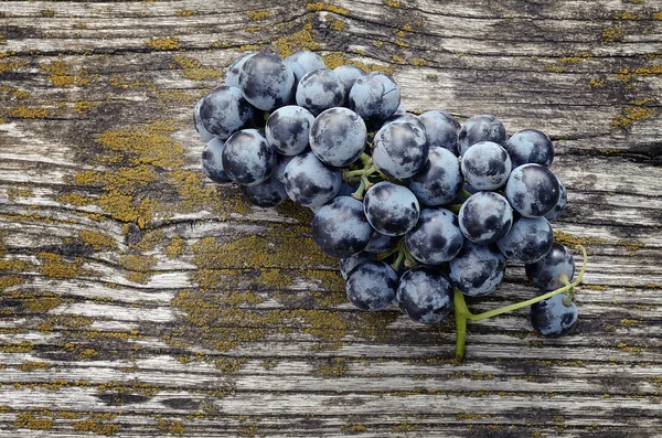 Raisins sur une vieille table en bois — Photo