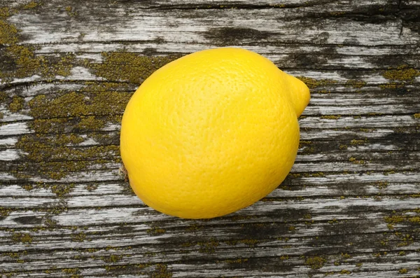 Matura limone su uno sfondo di legno grungy — Foto Stock