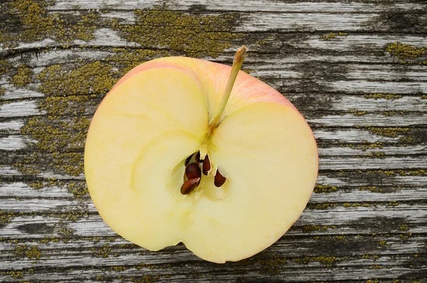 Ripe apple on a wooden background — Stock Photo, Image