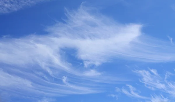 Wolken aan de blauwe hemel — Stockfoto