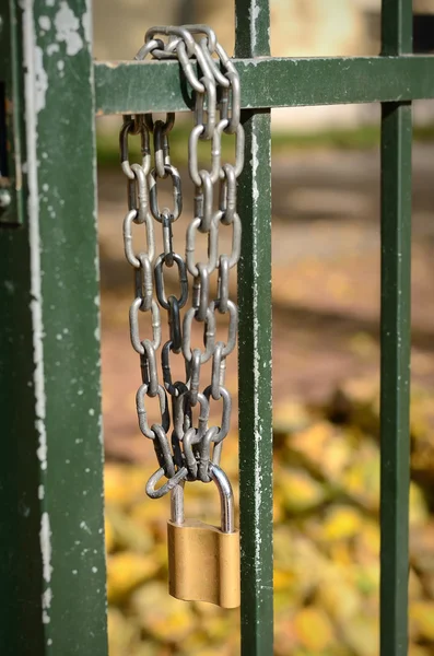 Padlock in het hek — Stockfoto