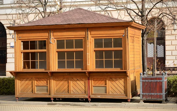Lege houten huis in stad — Stockfoto