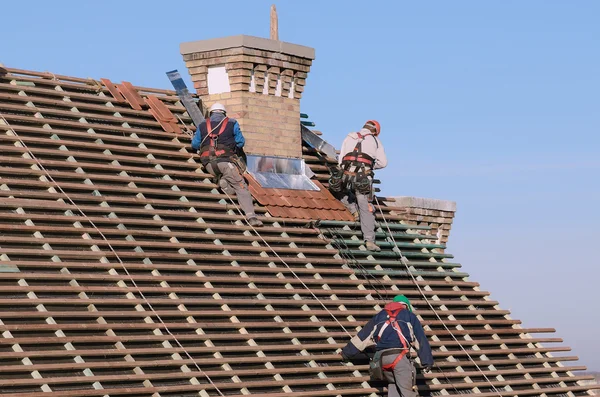 Mann arbeitet am neuen Dach Stockbild