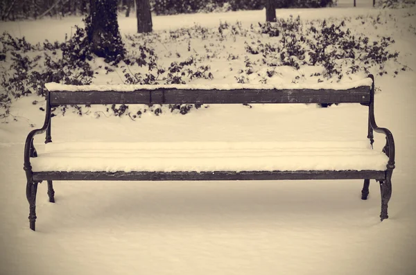 Винтажное фото снежной скамейки в парке — стоковое фото