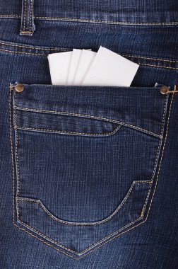Kağıt mendil kot pantolon cebinde