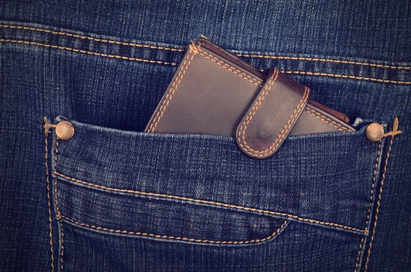 Brązowy portfel w kieszeni jeansów — Zdjęcie stockowe