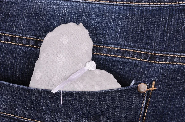 Forma de coração cinza no bolso de jeans — Fotografia de Stock