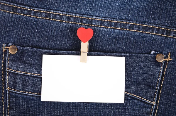 Стикер в карманных джинсах — стоковое фото