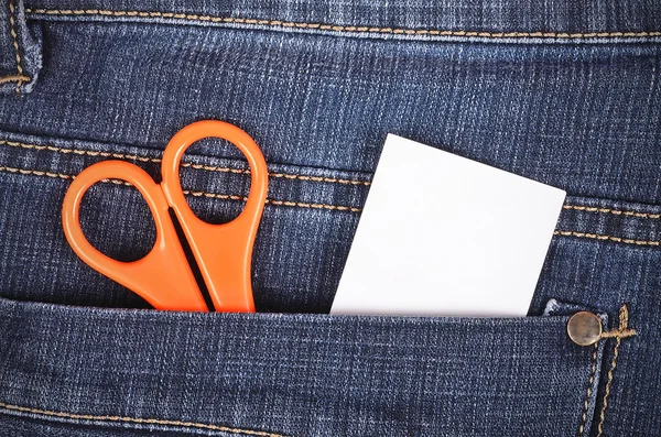Nůžky a štítek v kapse modré džíny — Stock fotografie