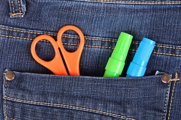 Tijeras y bolígrafo en el bolsillo azul de los vaqueros —  Fotos de Stock