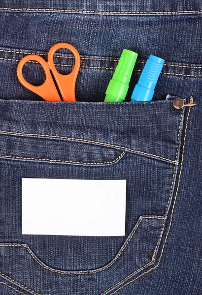 Schere und Stift in der blauen Jeanstasche — Stockfoto