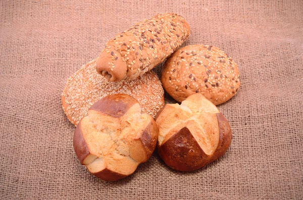 Produtos de padaria em pano de saco — Fotografia de Stock