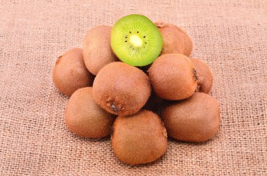 kivi çul zemin üzerine yığını