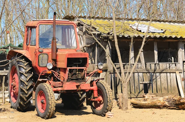 Traktor berdiri di pertanian — Stok Foto