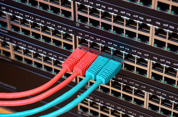 Router com cabos de rede ligados — Fotografia de Stock