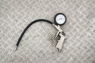 Metalik arka plan üzerinde basınç göstergesi