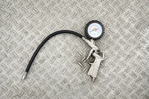 Metalik arka plan üzerinde basınç göstergesi