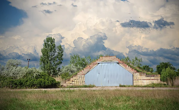 Hangar sur l'aéroport abandonné — Photo