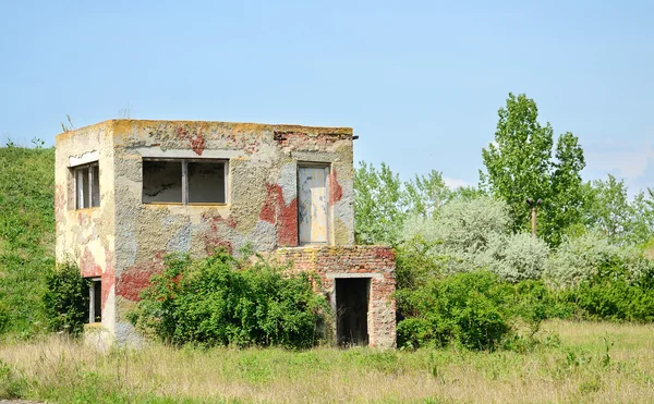 Casa de tijolo abandonada — Fotografia de Stock