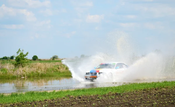 Balapan reli di Kunmadaras, Hungaria 27 April. BMW mengemudi di atas genangan air besar . — Stok Foto