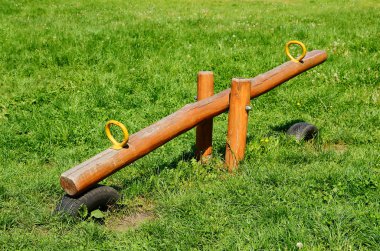 doğal ahşap oyun parkı alanında 