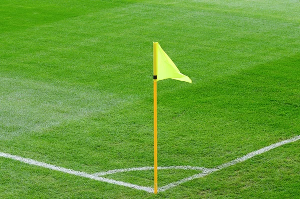 bir futbol sahası üzerinde köşe bayrak 