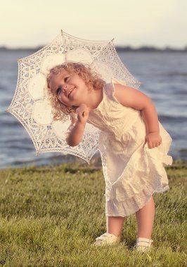 genç güzel kız beyaz elbiseli kamera için poz