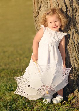 genç güzel kız beyaz elbiseli kamera için poz