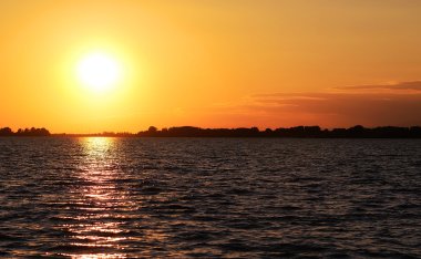 Sahilde gün batımı