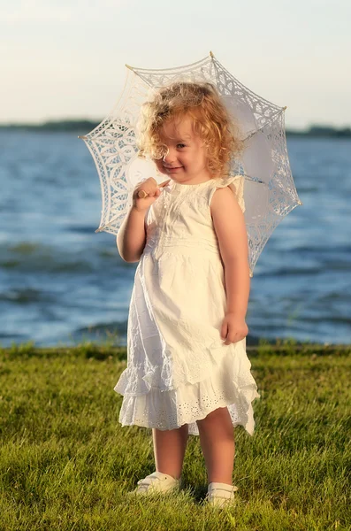 年轻漂亮的女孩穿白色连衣裙的相机摆姿势 — 图库照片