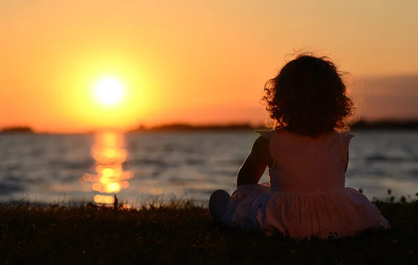 Relaksujący dziecko w zachód słońca — Zdjęcie stockowe