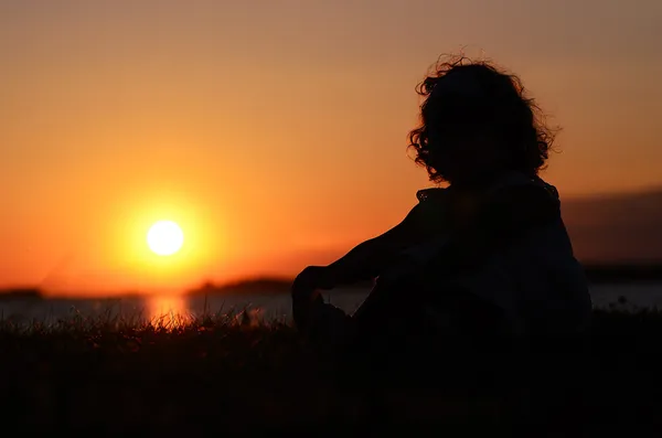 Relajante niño pequeño al atardecer — Foto de Stock