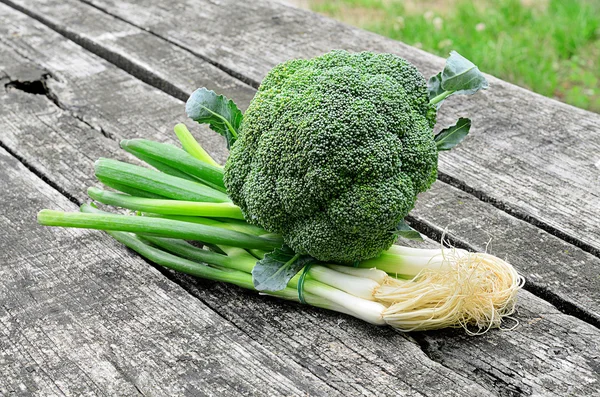 Broccoli su sfondo di legno — Foto Stock