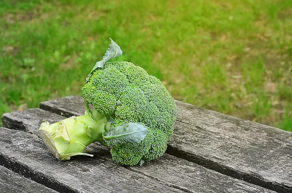 Broccoli su sfondo di legno — Foto Stock