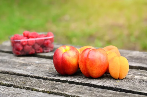 Färsk frukt på en planka — Stockfoto