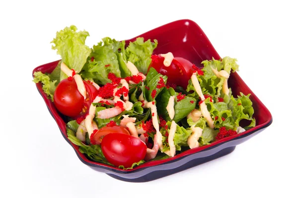 Salat mit Garnelen auf weißem Hintergrund — Stockfoto