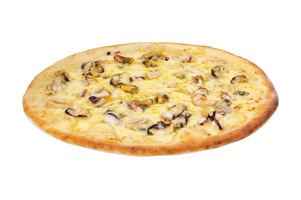 Пицца Frutti De Mare на белом фоне — стоковое фото