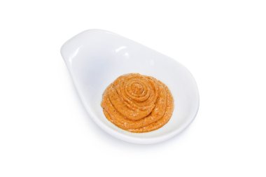 Beyaz bir kase baharatlı sos