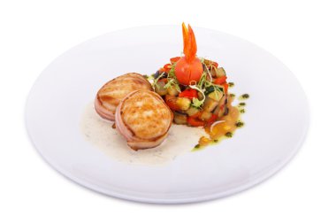 Beyaz tabakta lezzetli ratatouille