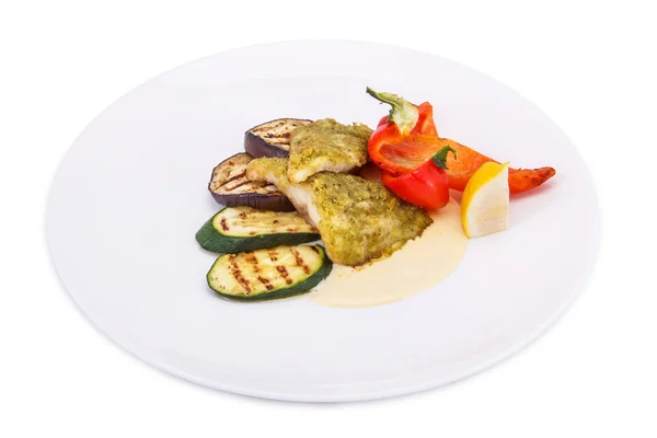 鱼牛排配烤的蔬菜、 白汁、 柠檬 — 图库照片