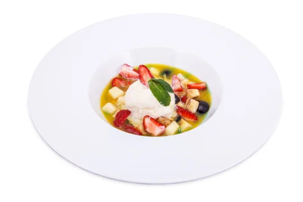 Zuppa di frutta con bacche e gelato — Foto Stock